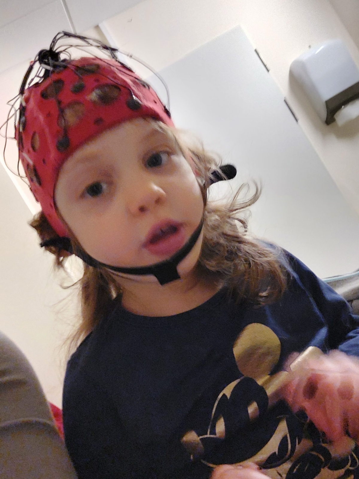 Mädchen mit roter EEG Haube