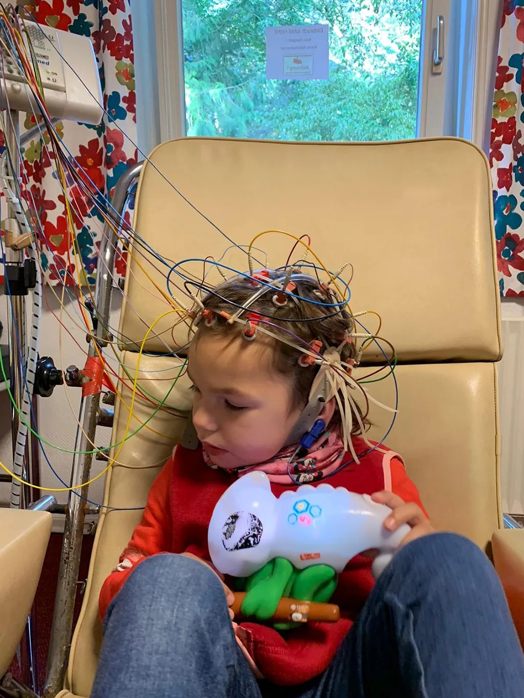 Mädchen beim EEG auf einem Sessel