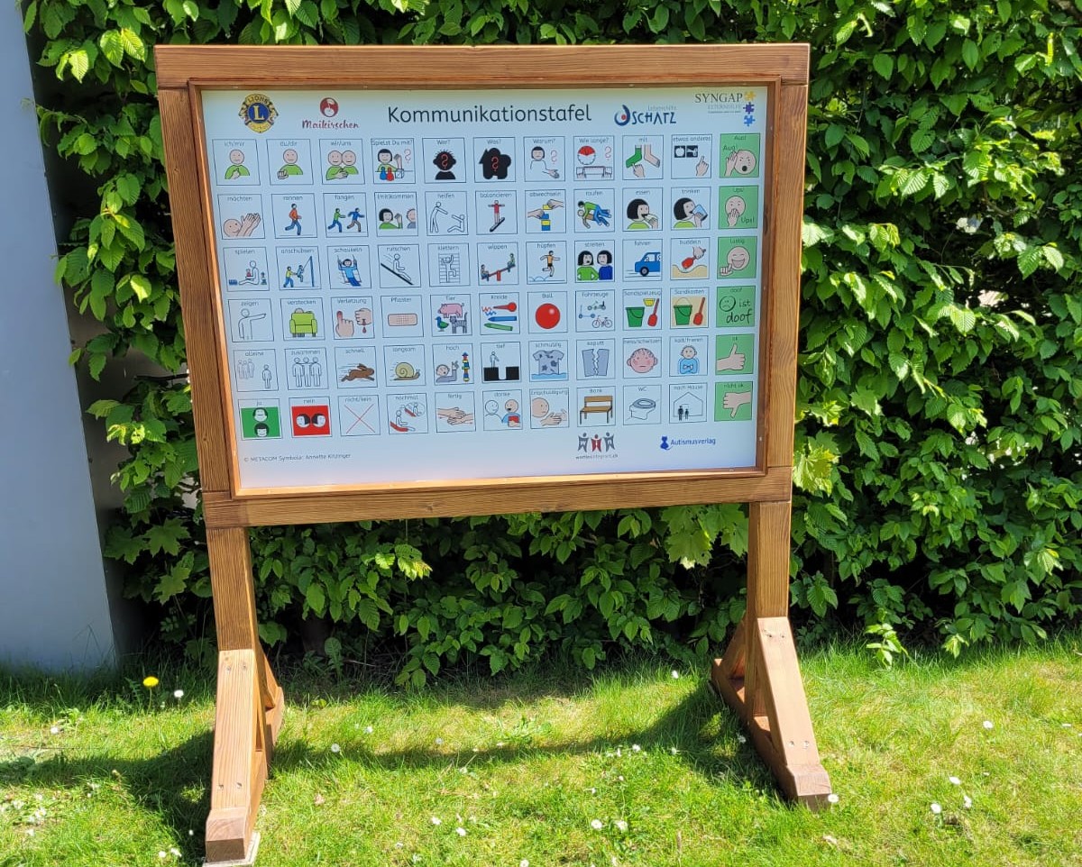 Spielplatztafel mit METACOM Symbolen in Holzständer
