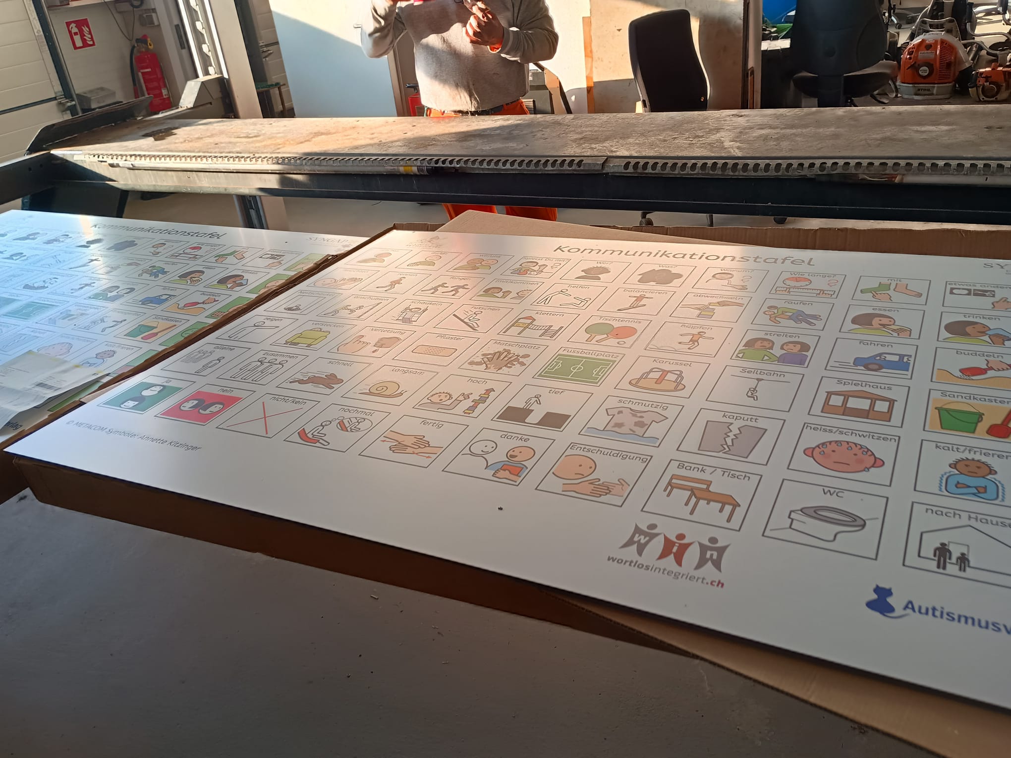 Spielplatztafel mit METACOM Symbolen liegend
